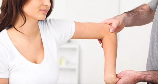 kol ve bacak eklemlerinde ağrı için doktor tarafından muayene